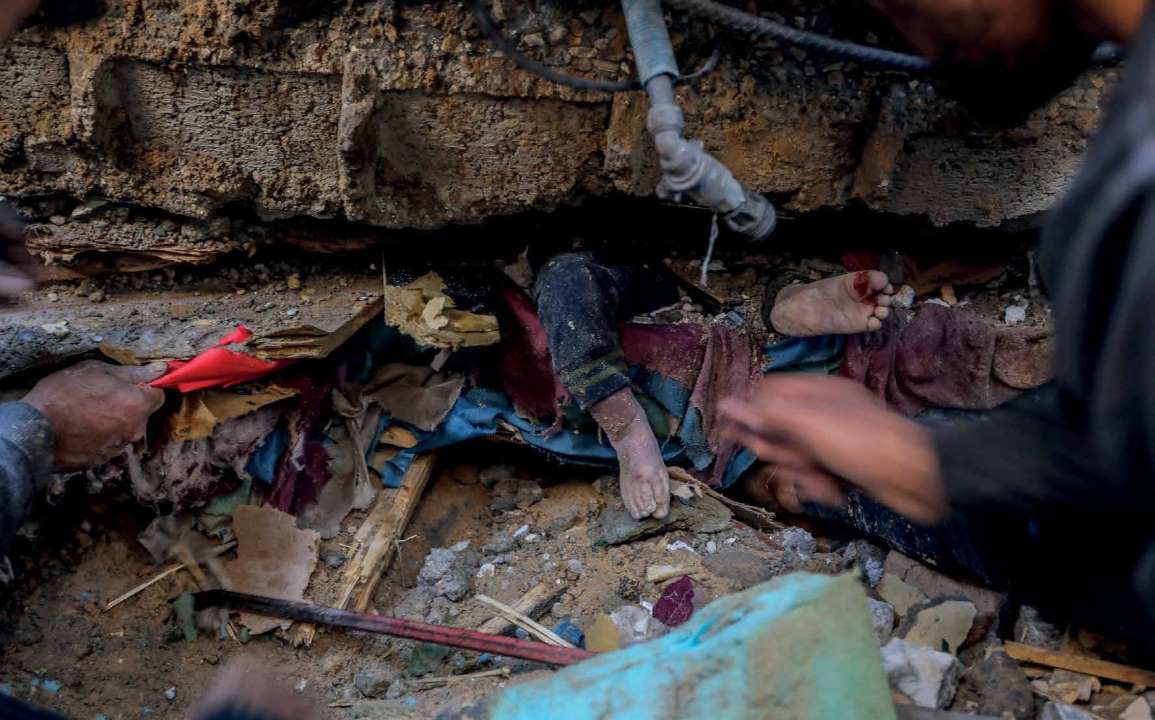 The Israeli army attacked the home of the al-Jazzar family in Gaza. During the search and rescue operation, lifeless bodies, including those of small children, were found under the wreckage.