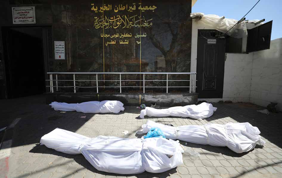 The bodies of those killed in the Israeli army's attack on Palestinians waiting for humanitarian aid trucks on Rashid Street in southern Gaza were brought to the Al-Shifa Hospital.