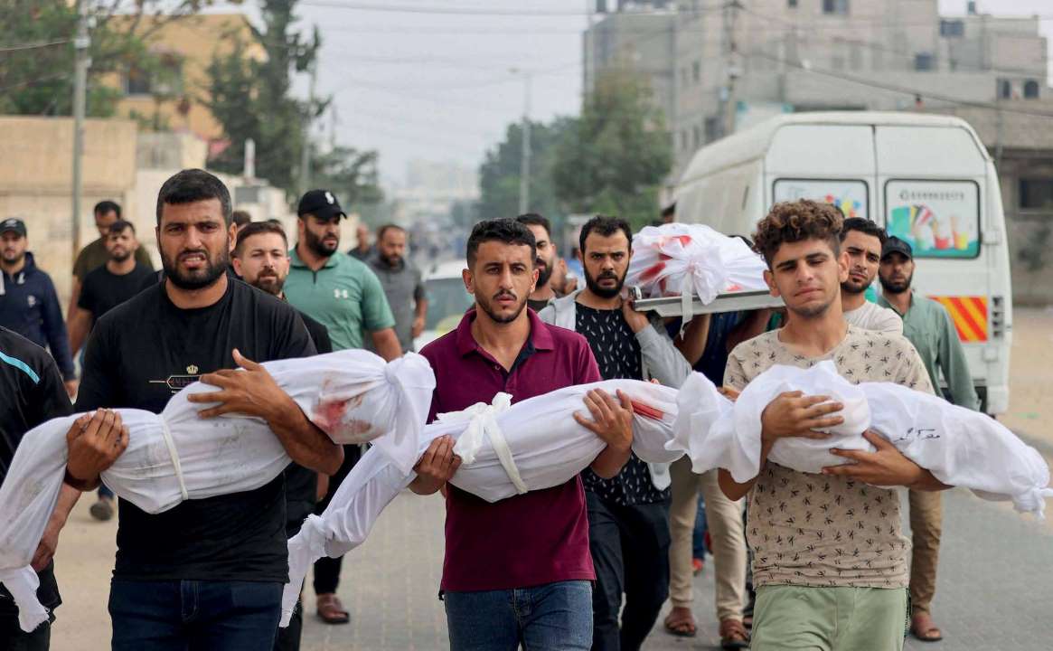 The bodies of members of the Al Zinaty family -the father and his three children- who lost their lives in Israeli army attacks, were taken from the morgue of the Nasser Hospital in the city of Khan Yunis for the funeral prayer and subsequent burial.