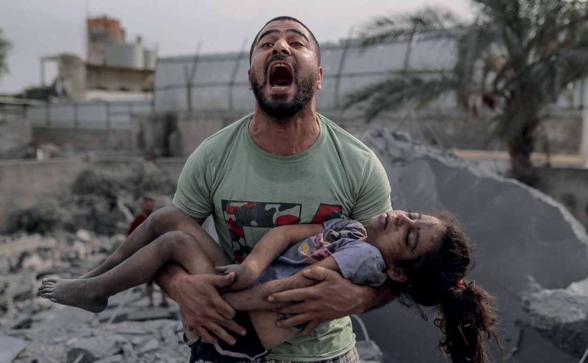 A Palestinian little girl was killed under the debris of a building destroyed in Israeli army attacks. A furious relative cries out helplessly.