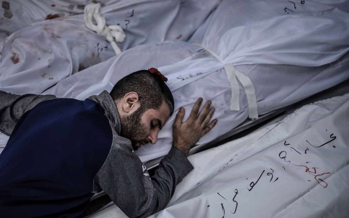 The bodies of those killed in the Israeli army’s attacks were retrieved by their relatives from the morgue of Khan Yunis’ Al-Nasser Hospital for the funeral prayers and subsequent burial. The families of the deceased experience profound grief.