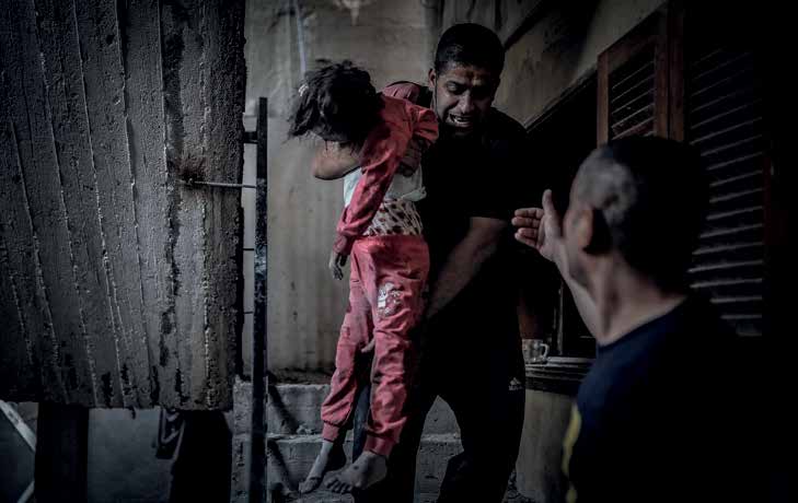 The Israeli army airstrike on the Ashur family’s building in Khan Yunis resulted in both casualties and injuries. The pain, fury, fear, and panic caused by the attack showed on the faces of the residents.