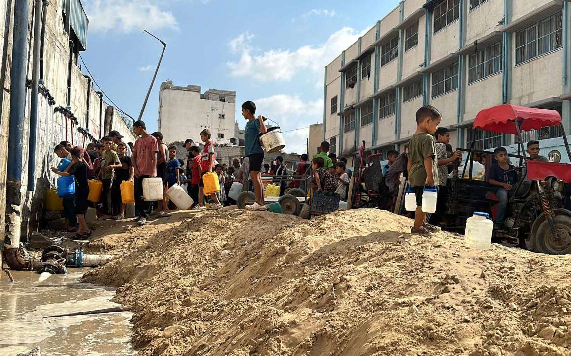 Due to months of ongoing Israeli military attacks on the blockaded Gaza Strip, the region is experiencing a water crisis. In the southern city of Khan Yunis, the municipality distributed clean water to residents.