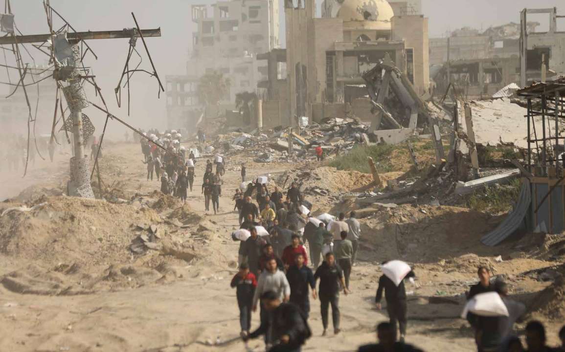 Limited humanitarian aid has reached the Gaza Strip, where the Israeli army has continued its attacks since October 7th. Due to obstacles created by the Israeli army, humanitarian aid has been unable to reach its destination, leaving Palestinians unable to meet their basic needs. As a result, crowds of Palestinians rush to the area near Al-Rashid Street in western Gaza City to obtain flour from the aid trucks.