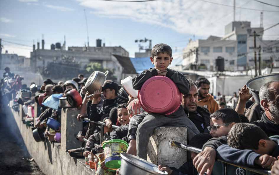 Gazans seeking refuge in the city of Rafah, escaping the attacks of the Israeli army, strive to survive with meals prepared by volunteers.