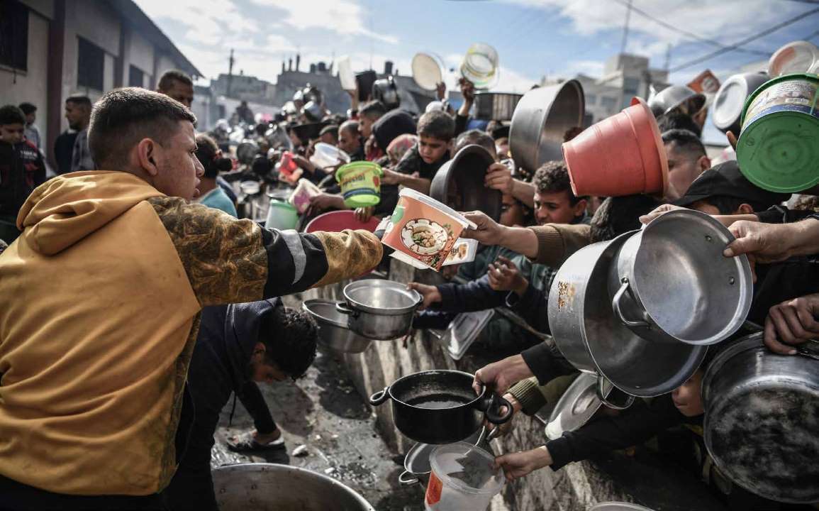 Gazans seeking refuge in the city of Rafah, escaping the attacks of the Israeli army, strive to survive with meals prepared by volunteers.