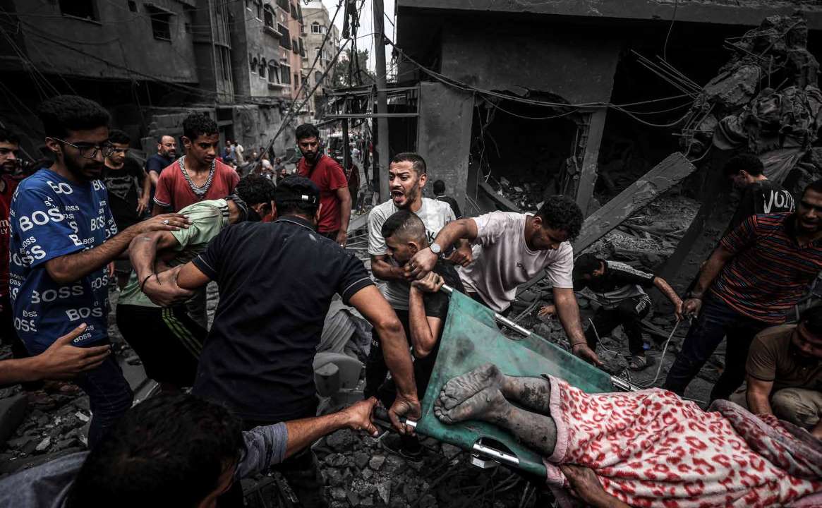 Amidst the 21st consecutive day of Israeli army attacks on the blockaded Gaza Strip, several buildings in the al-Shati Refugee Camp were completely demolished, while others suffered extensive damage. Palestinians rescued from the rubble are rushed to the hospital.