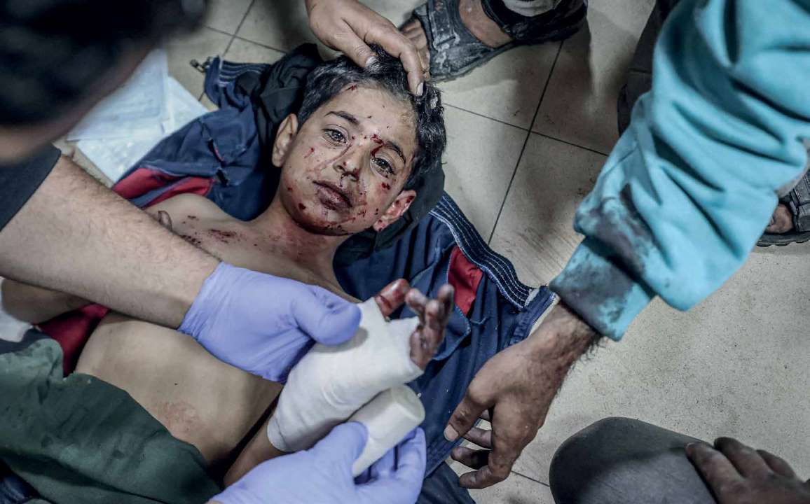 The Israeli army continues its attacks on the blockaded Gaza Strip. An attack on the al-Maghazi Refugee Camp in the central part of Gaza has resulted in casualties and injuries. The deceased and injured, including children, have been brought to the Al-Aqsa Martyrs Hospital in the city of Deir al-Balah.