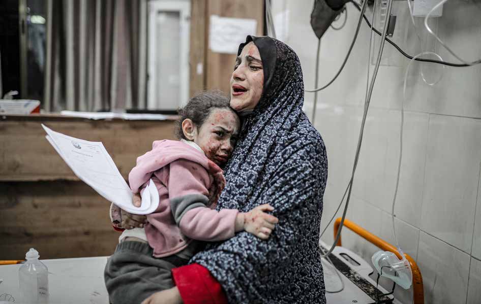 Following the attacks by the Israeli army on the city of Khan Yunis, a mother and her daughter, injured in the assault, Among them are a wounded Palestinian mother and her wounded child. await treatment at the Al-Nasser Hospital in the city.