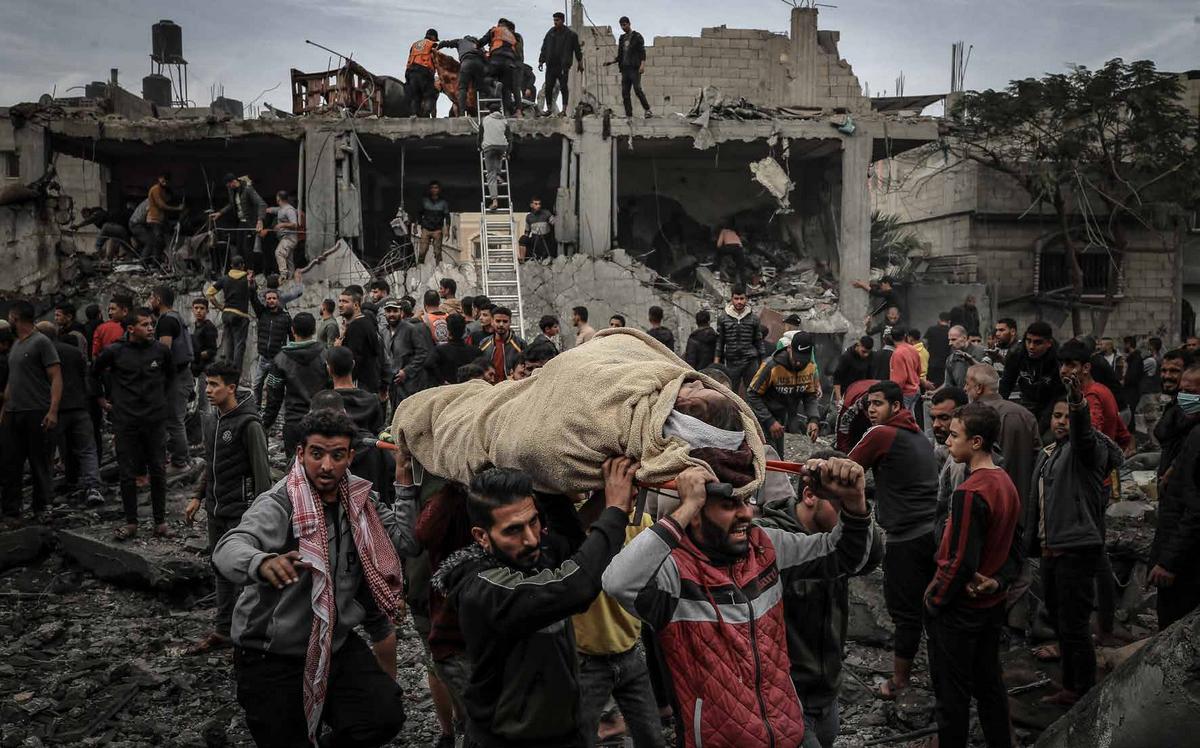 Following an Israeli strike on a house belonging to the Abu Salih family in Khan Yunis, local residents and civil defense teams rescued a Palestinian trapped under the rubble of the collapsed building.