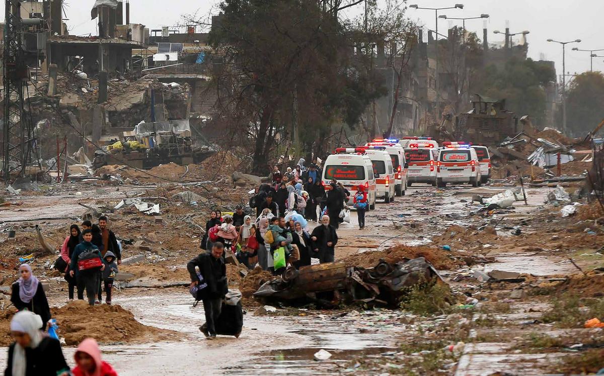 On the fourth and final day of a four-day “humanitarian pause” in the conflict between the Israeli army and Hamas, Palestinians displaced from northern and central Gaza crossed roads designated by the Israeli army as “safe passage corridors.”