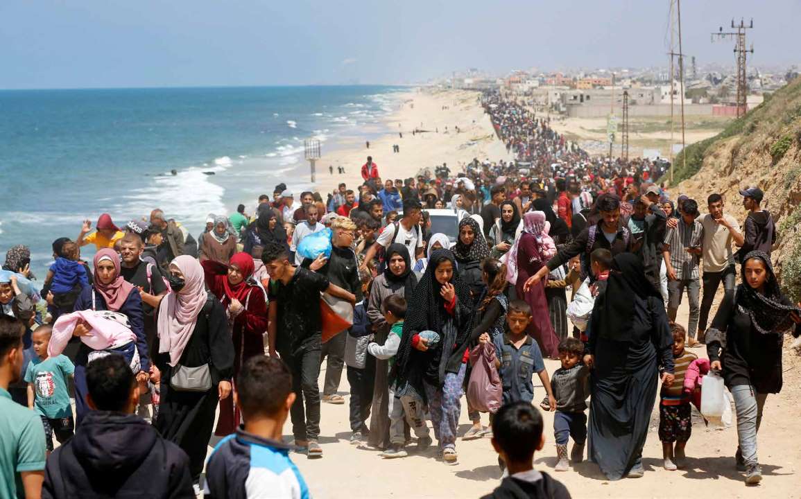 Following a false rumor that women and children under 14 were allowed to cross from the south to the north, thousands of Palestinians gathered on Rashid Street in an attempt to head north. However, Israeli soldiers stationed along the road prevented them from crossing.