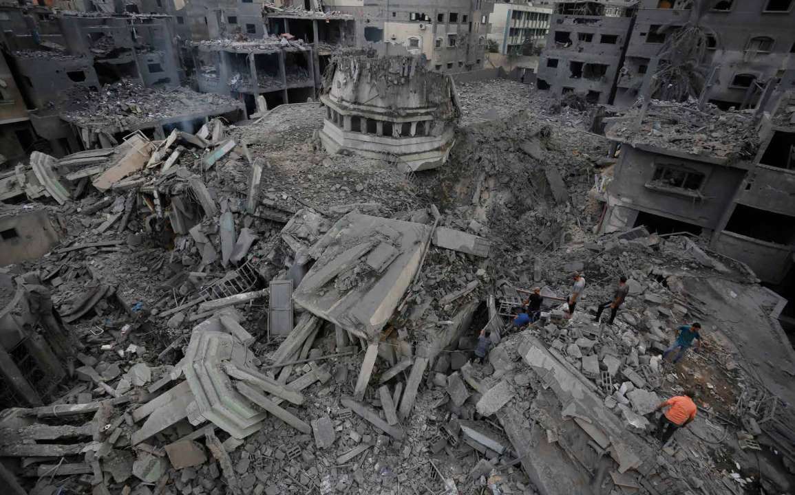 Despite attacks on civilian targets being classified as war crimes, the Israeli army continues to perpetrate these atrocities. The Ahmed Yasin Mosque in western Gaza City lies in ruins, while the surrounding homes have become uninhabitable.