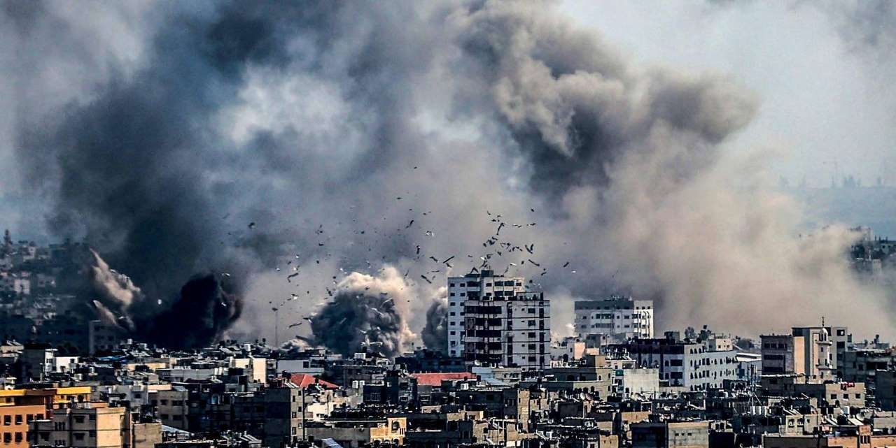 As a result of the Israeli army's attacks on the blockaded Gaza Strip, dense smoke rose from Gaza city.