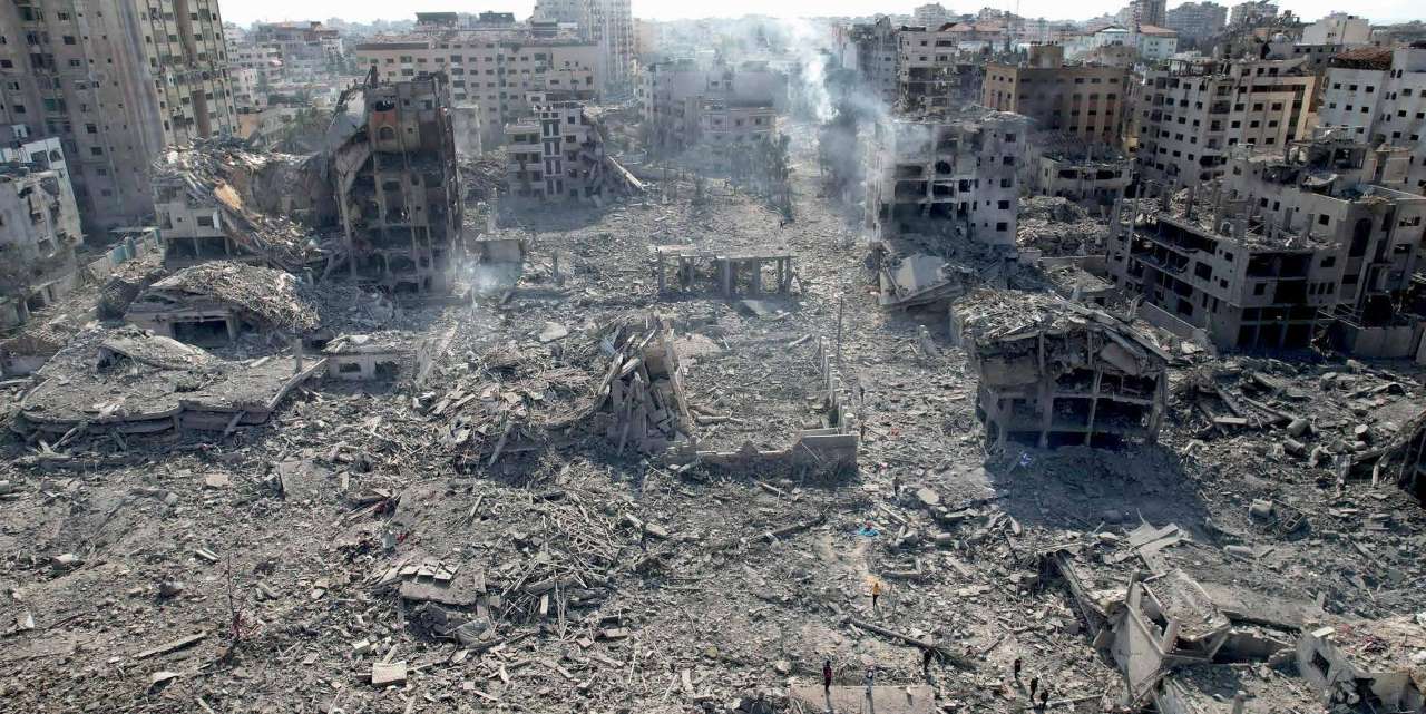 The intense bombardment by Israeli warplanes has reduced the Rimal neighborhood in the Gaza Strip to a pile of rubble.