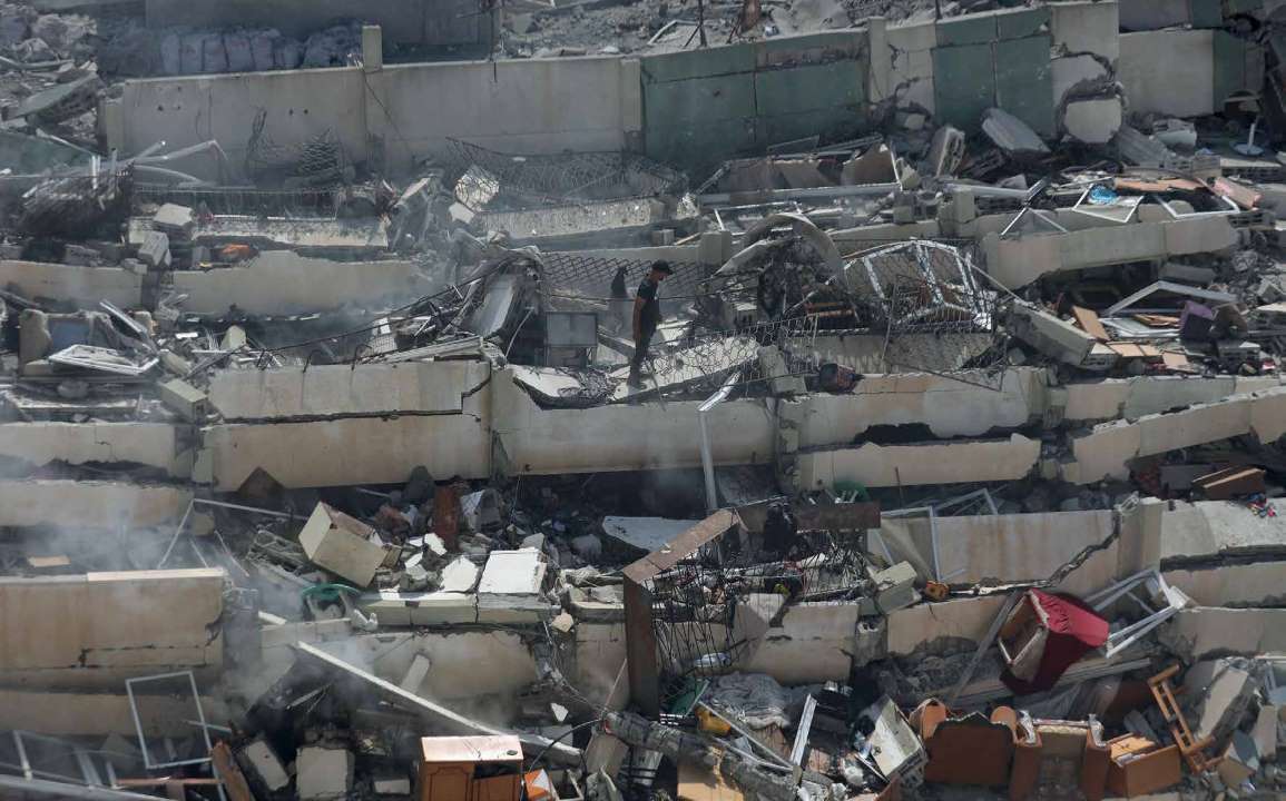 The residential buildings in the al-Zahra neighborhood of Gaza were completely ruined in Israeli military airstrikes.