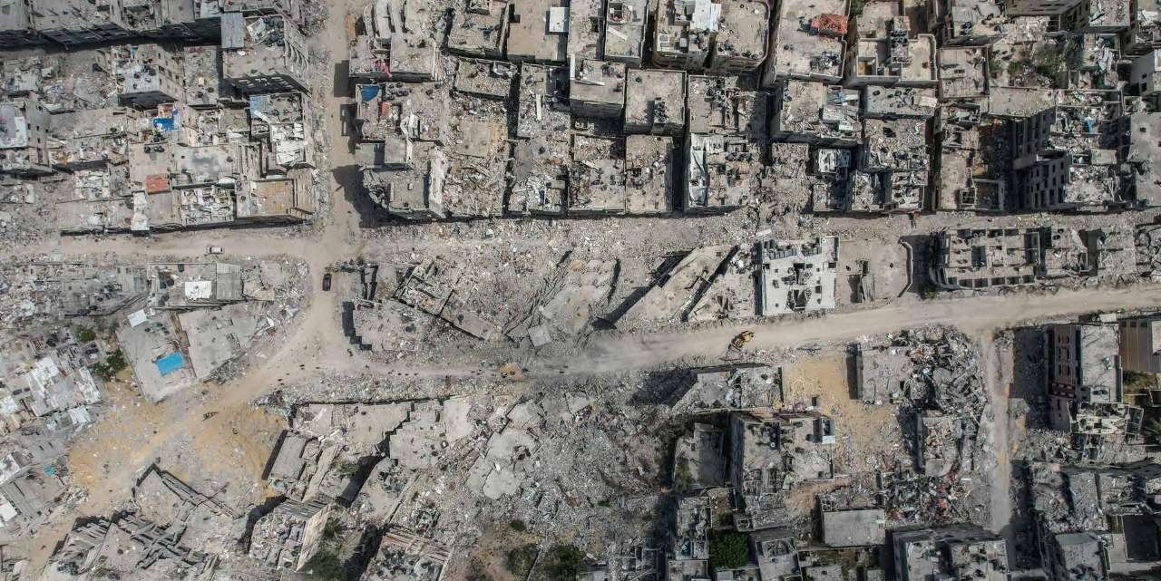 he city of Khan Yunis in Gaza, abandoned by the Israeli army, was left in complete ruin after weeks of bombardment. With nearly no building remaining intact, returning Palestinians were met with the wreckage of their homes. In addition to homes, the city’s roads, businesses, and infrastructure suffered extensive destruction.