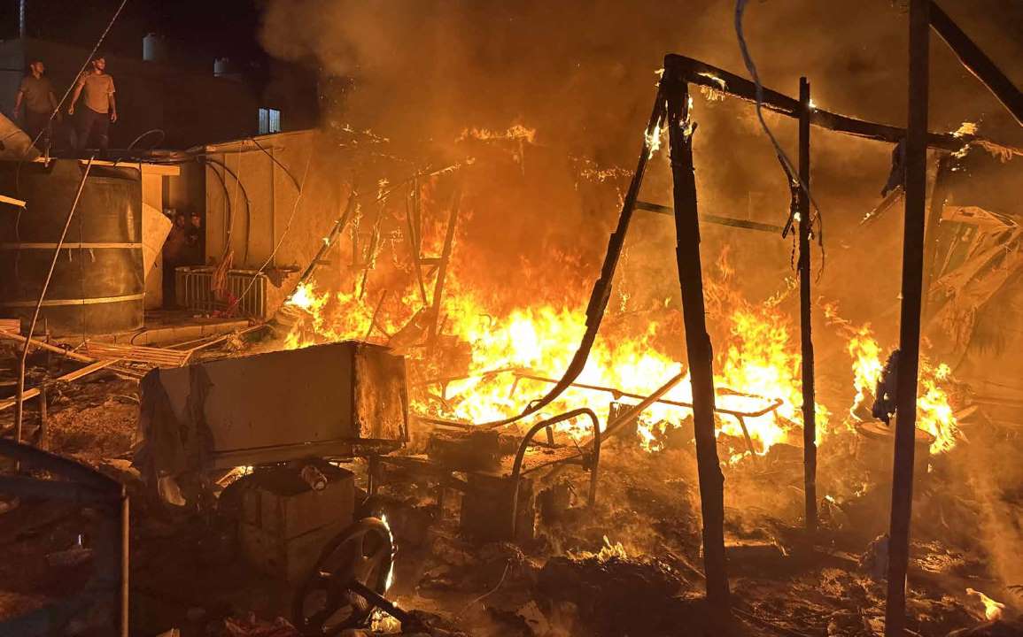 The Israeli army targeted tents sheltering Palestinians in the courtyard of the Al-Aqsa Martyrs Hospital in the city of Deir al-Balah. The attack resulted in at least 5 deaths and numerous injuries.