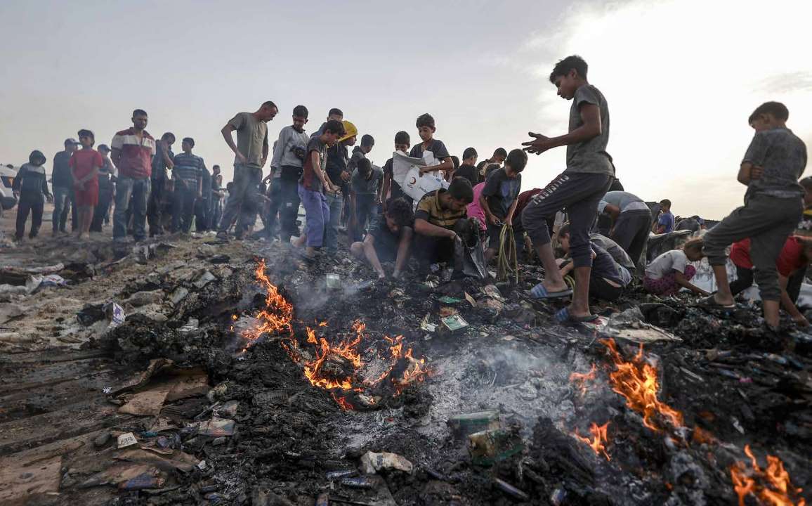 Israeli warplanes bombed a tent camp housing displaced Palestinians in the northwest of Rafah. The attack claimed the lives of dozens of Palestinians, including children.