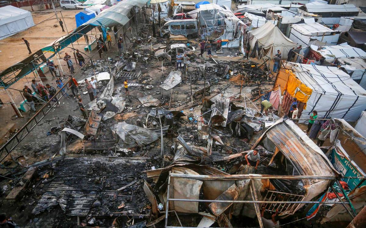 The destruction in the area of tents belonging to displaced Palestinians in the courtyard of Al-Aqsa Martyrs Hospital, which was bombed by the Israeli army.