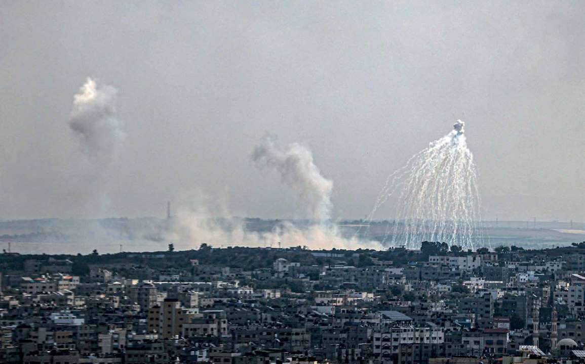 The Israel army is committing a war crime by using white phosphorus bombs in attacks on densely populated areas in the Gaza Strip, in violation of the Rome Statute of the International Criminal Court.